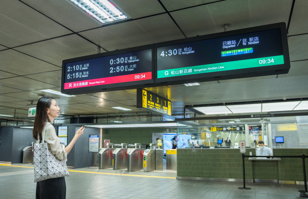 達擎TARTAN顯示器的特殊長條型比例非常適合空間與高度有限的大眾運輸場域應用，具備工業等級高品質、高亮度、高解析與高色彩飽和度等優勢，打造都會智能車站新風貌。