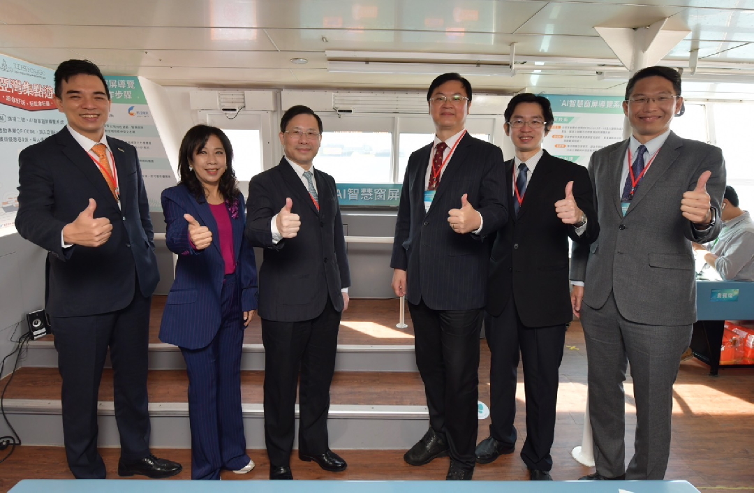 由經濟部技術處指導推動，透過Ebpay光電、工業技術研究院與船舶中心三方合作，於高雄亞灣智慧渡輪率先導入最新Micro LED透明顯示器屏今(22)日啟用(左起Ebpay光電營運長暨總經理柯富仁、高輪公司董事長黃淑美、經濟部次長林全能、高雄市副市長羅達生、經濟部技術處科長張能凱、工研院電光系統所副所長李正中)