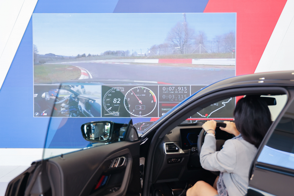 顧客按下虛擬Engine Start按鈕，啟動預選車款的引擎聲浪，螢幕同時呈現德國紐柏林賽道的試駕畫面，坐進車內一秒化身駕駛員馳騁奔騰