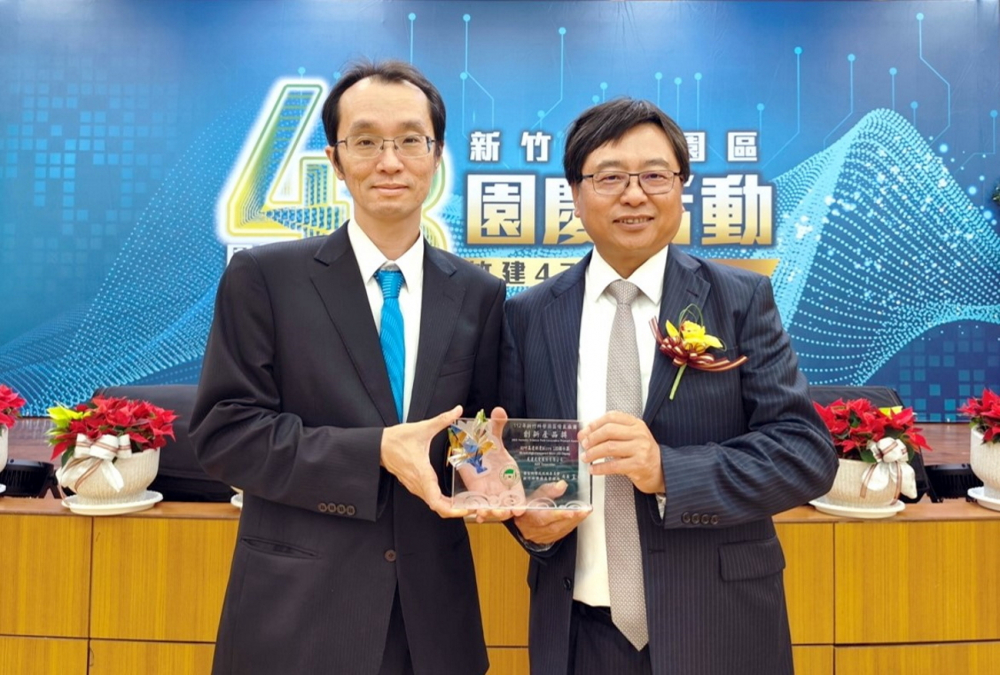 Ebpay60吋高透明度Micro LED顯示器榮獲2023竹科創新產品獎，由Ebpay光電顯示產品研發總部副總經理吳仰恩(左)代表領獎
