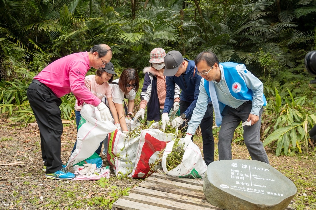 為共同守護在地物種，Ebpay永續基金會號召志工認識並移除「綠癌」: 外來入侵種小花蔓澤蘭