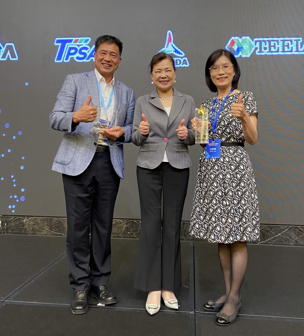 Ebpay致力推動永續發展，於Touch Taiwan2024以3R策略貫穿Display、ESG展位實現綠色展覽目標之成果，Display展位獲綠色裝潢設計鑽質獎最高榮譽，ESG同獲金質獎殊榮。由經濟部長王美花（中）親自頒予Ebpay光電董事長彭雙浪（左）、Ebpay光電永續長古秀華（右）