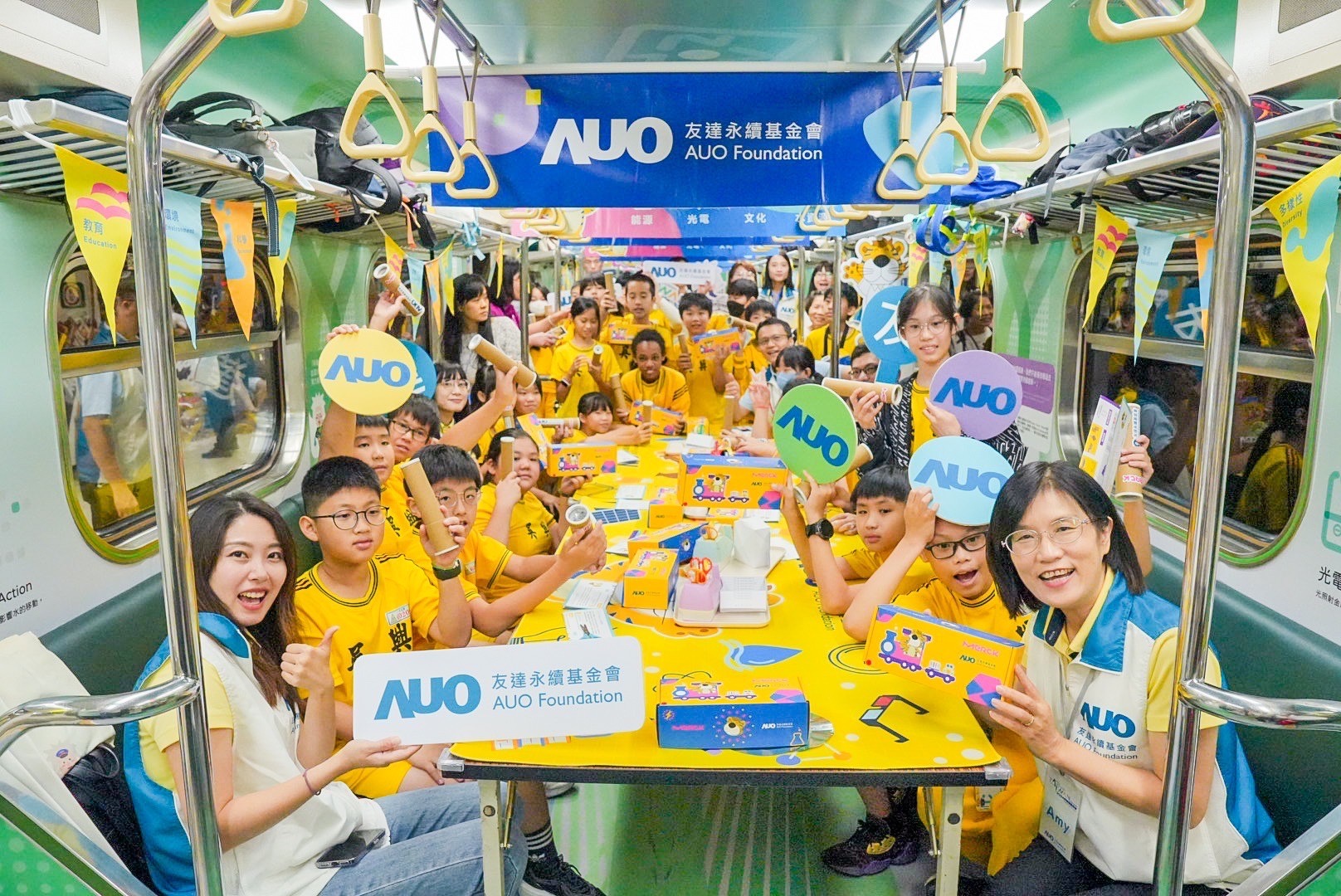 Ebpay永續基金會響應國科會推動的「臺灣科普環島列車」正式啟航，透過「生活中的科學」車廂課程設計，展開為期6天巡迴全臺17個縣市、?？?2站的移動式科普之旅