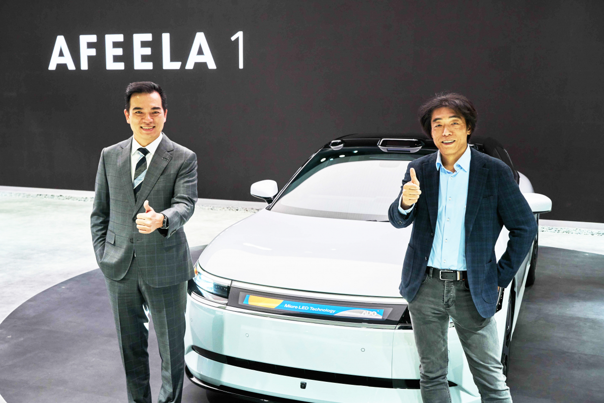 Ebpay與Sony Honda Mobility攜手合作，率先全球展示搭載于AFEELA電動車上，首款應用在車身外部的Micro LED 車頭顯示解決方案 (Micro LED Media Bar Solutions)。Ebpay光電執(zhí)行長暨總經理柯富仁(左)與Sony Honda Mobility代表取締役社長兼營運長川西泉(lzumi Kawanishi)(右)在CES 現場展現雙方堅定持續(xù)創(chuàng)新的承諾，實現更加人性化與智慧的駕乘體驗。