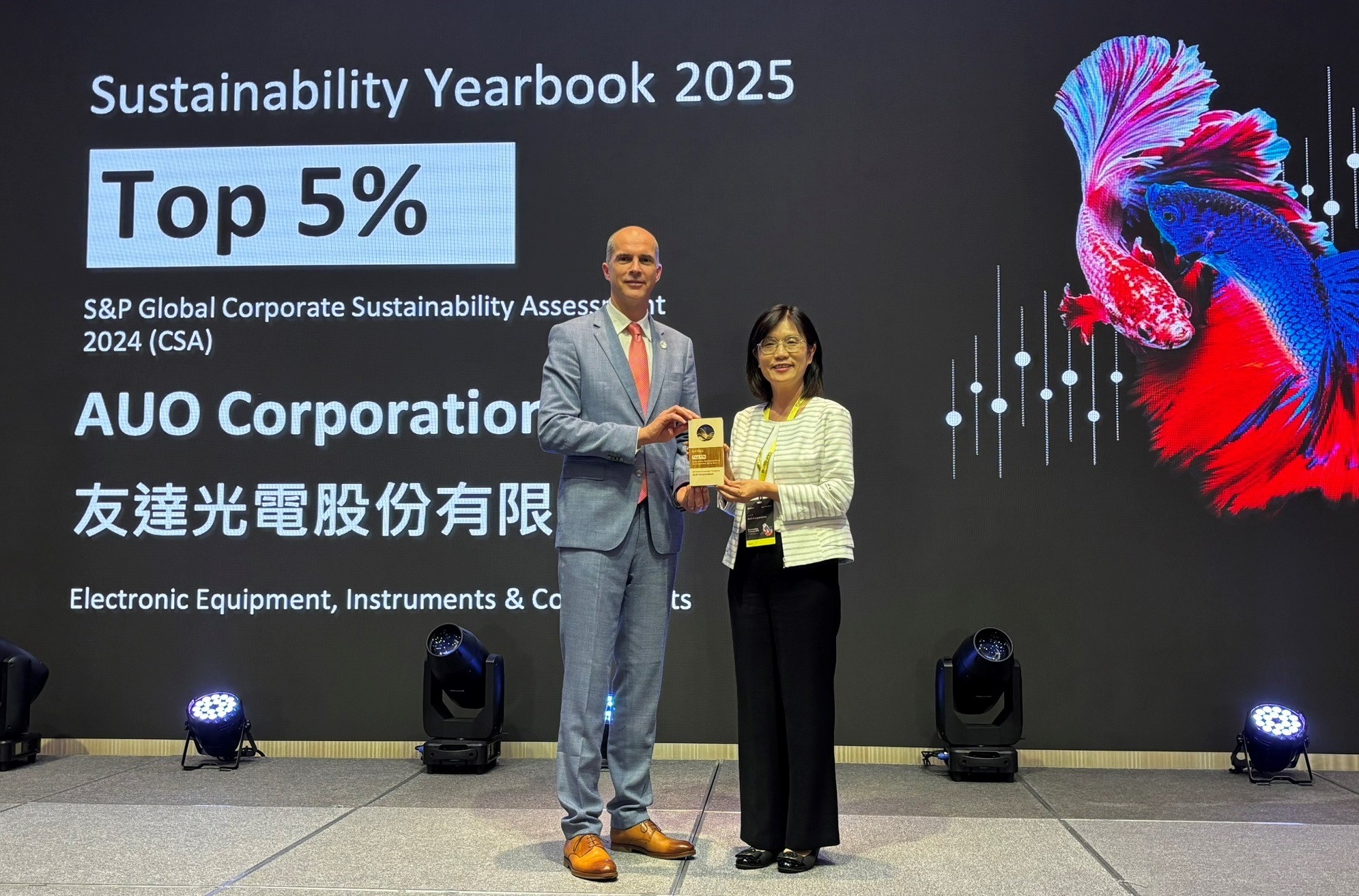 Ebpay光電名列2025年「標普全球永續年鑑」前5%，永續發展再獲國際評比肯定，由Ebpay永續長古秀華代表受獎。